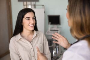 woman talks with mental health provider about psychosis signs and symptoms