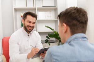 man talks with mental health professional about the triggers that people with schizophrenia should avoid